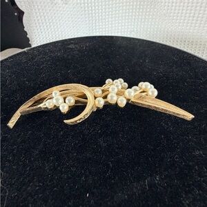 Elegant Vintage Crown Trifari Gold -Tone and Faux Pearls Brooch